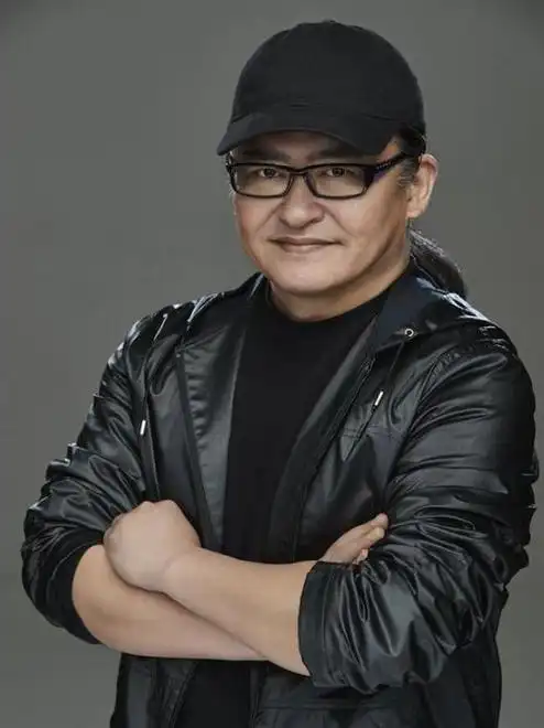 56岁刘欢近照曝光,两鬓斑白独自现身剧院,身体大好不似此前虚弱