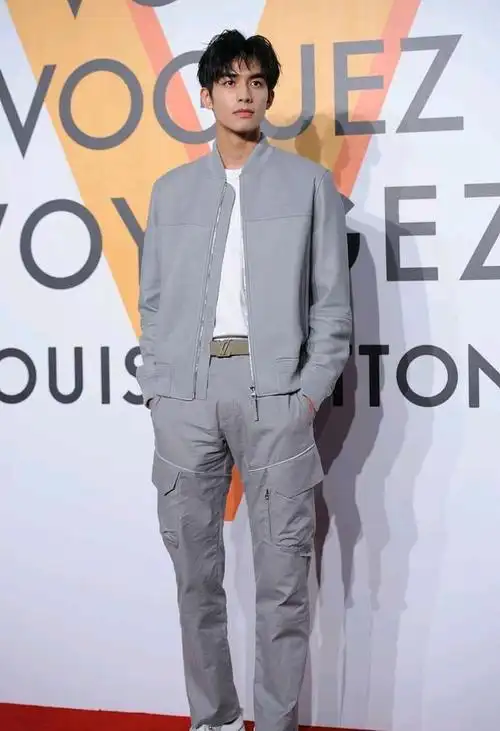 宋威龙颜值高身材又好,穿灰色大衣配九分裤,精致的外形特别吸睛