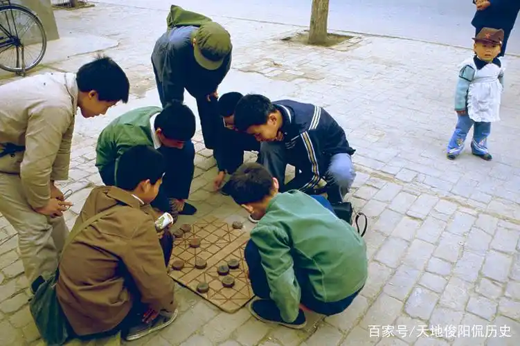 回忆里的80年代:图2街上的自行车和大巴,图6女娘们在跳橡皮筋