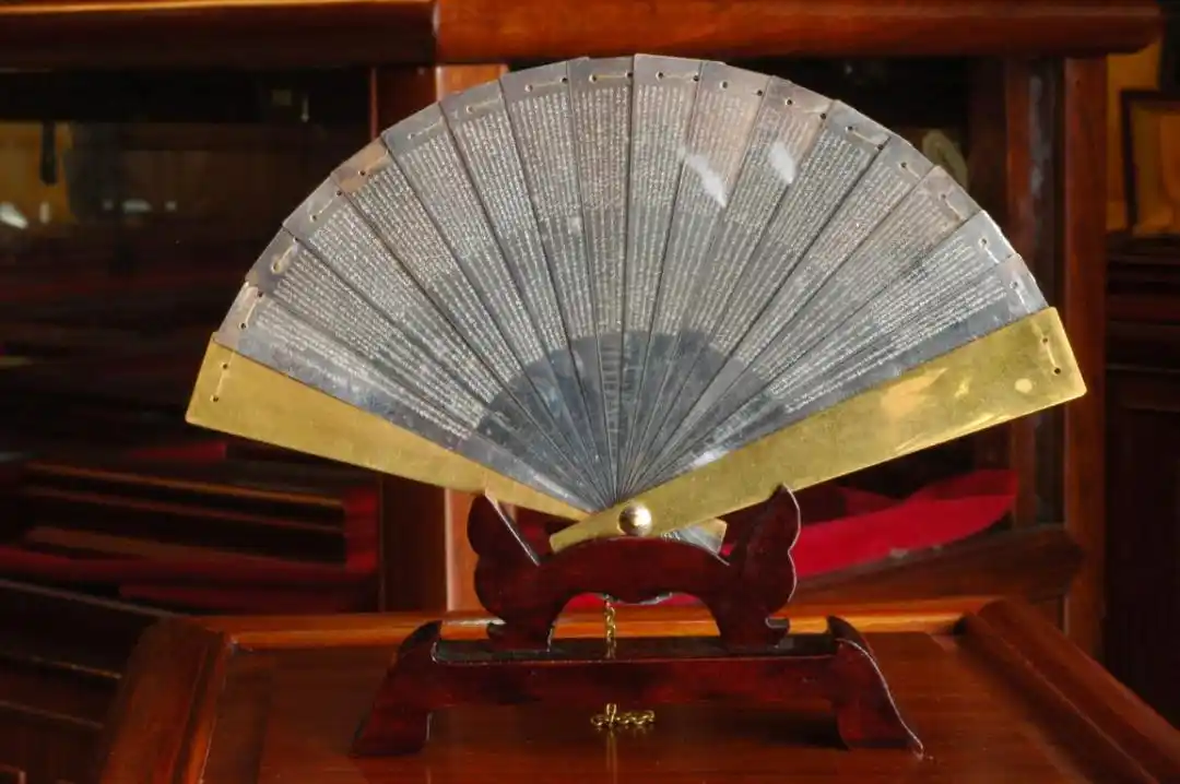 此馆系馆长王士成先生依山承水而建造设计,该馆始建于2003年,总建筑