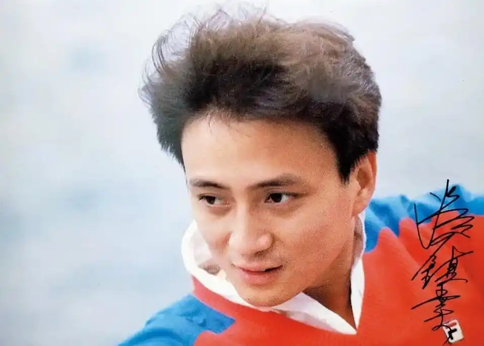 早年的汤镇业可谓嫩得出水,饰演的都是"段誉"这样的翩翩佳公子.