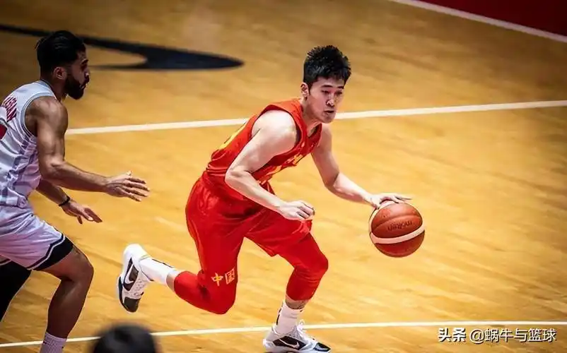 成为职业球员改善了生活(交不起300元的小镇练球家,用篮球改变命运