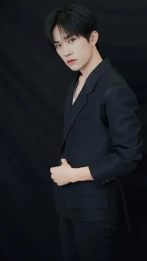 宝格丽全球香氛代言人易烊千玺