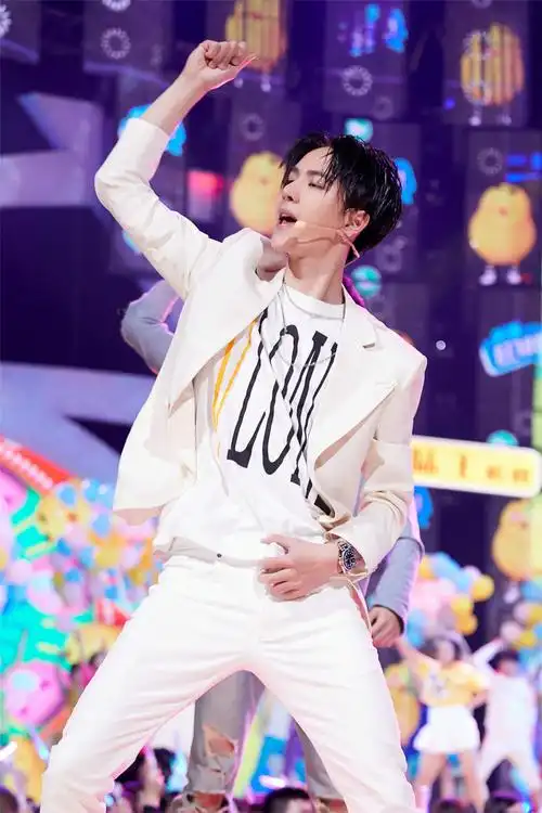 2月8日晚,王一博一身白色西装亮相湖南春晚,并带来一段霸气十足的