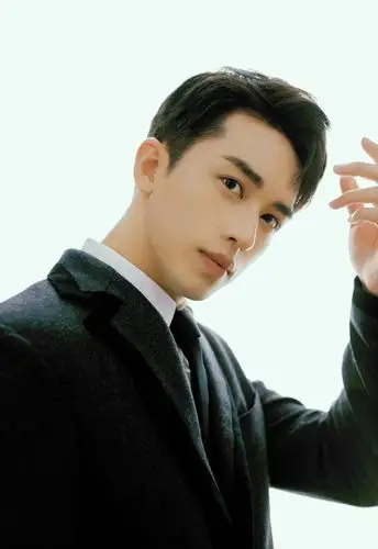 当前位置:>首页>图片大全>明星>许魏洲复古学院风西