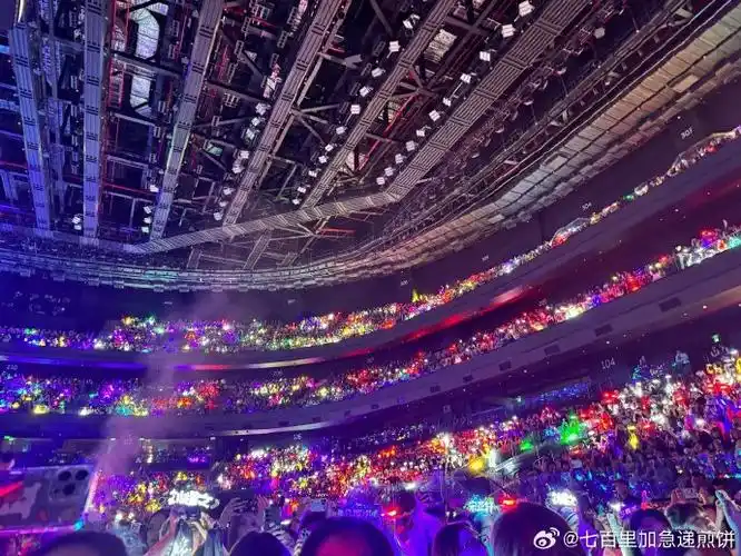 时代少年团演唱会现场灯海,谁的应援色比较显眼#时代少年团全员机车服