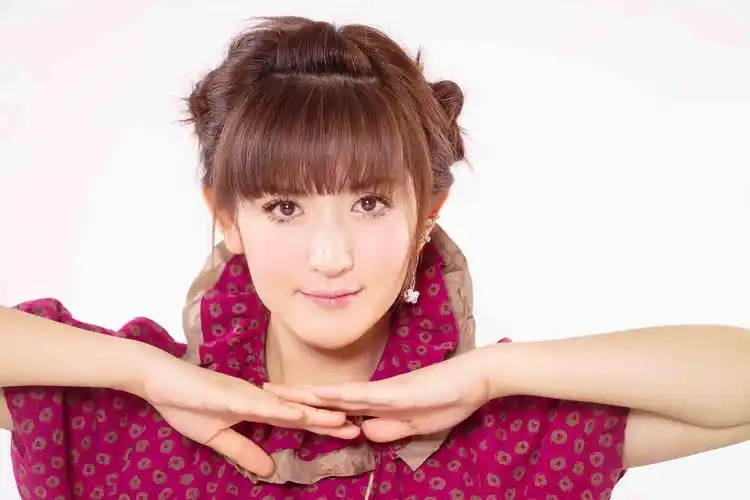 谢娜粉丝过亿获认证,官员送她新外号