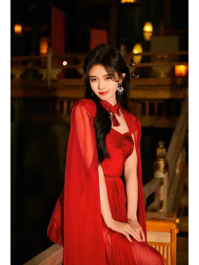鞠婧祎|红裙写真96 96岁月点点温柔微光,守护万家灯火辉煌.