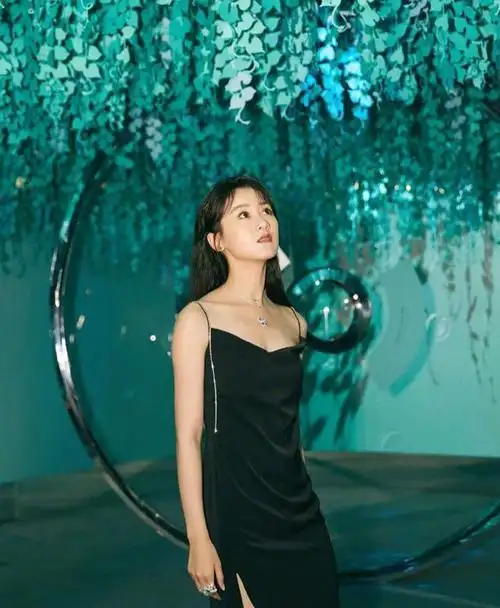 袁冰妍为出圈也是拼了,穿荡领吊带裙"太客气",不低俗还挺高级