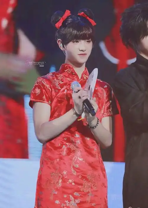 回眸一笑的表情绝了|旗袍|造型|黄明昊_新浪新闻