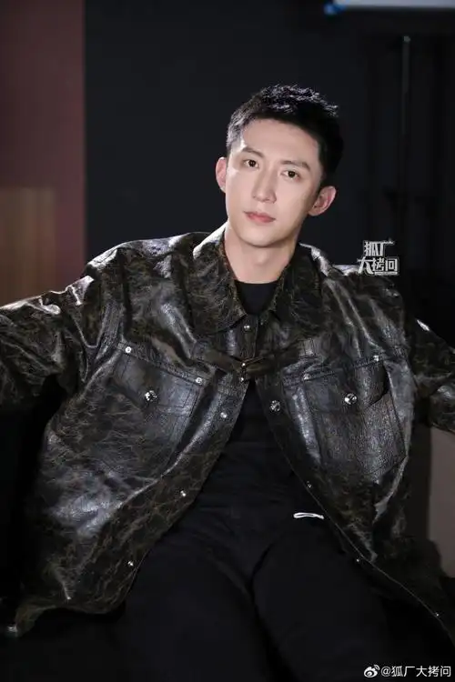 黄景瑜花絮照来咯～02来分享背后小故事:95拿到狐狸立马就问这个"