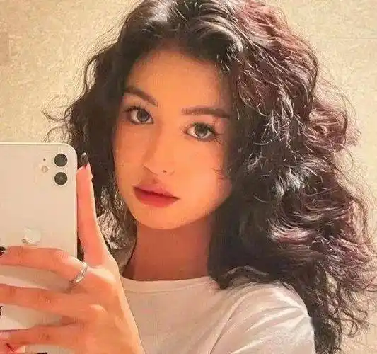 复古风格的女生烫发发型推荐,自带立体蓬松感_满头_卷发_发丝