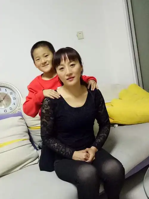 舒文同学是个嘴上不说,行动第一的好孩子,坚持给妈妈按摩哦!