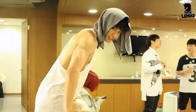 李汶翰的腹肌回来了上热搜了到底是怎么回事