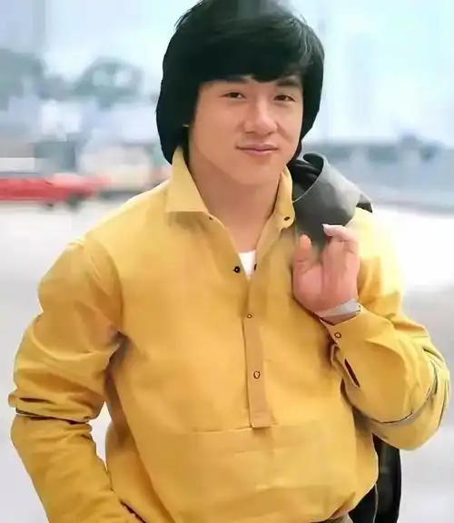 年轻时的成龙还真是挺帅的!