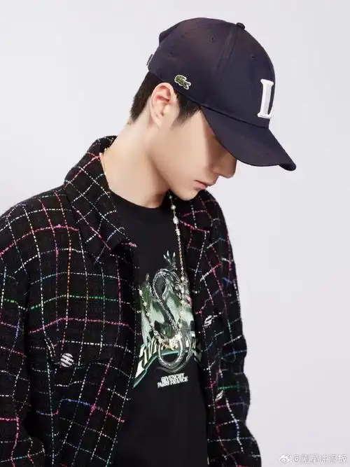 王一博换新棒球帽##王一博将帽子进行到底##王一博看到热烈街舞的