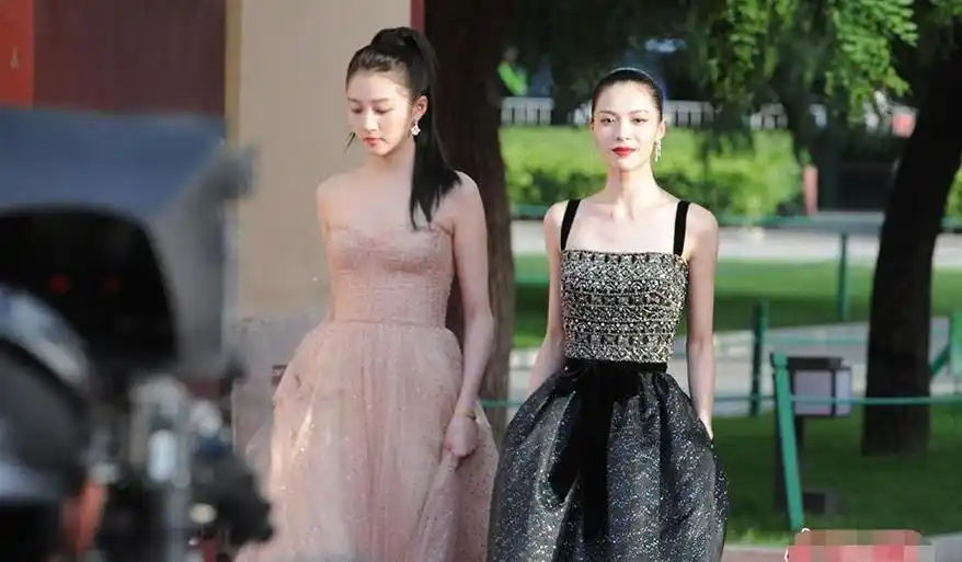 一场金鸡今非昔比,钟楚曦给关晓彤伴舞,张小斐"难识"槿汐姑姑