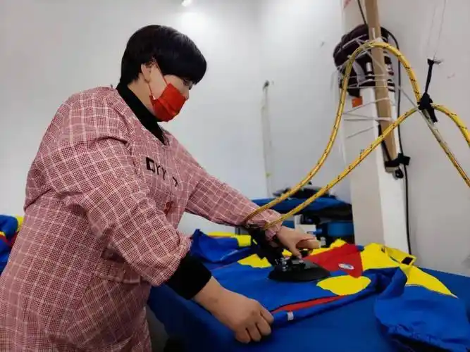 家住共和镇转嘴村的脱贫户韩兰与郭爱香同一时间进入青凯源服装有限