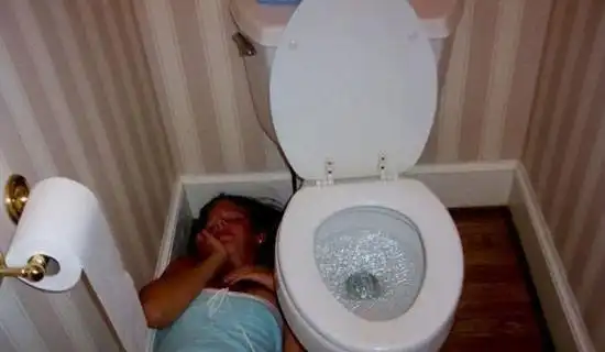 有的人抱着马桶狂吐不止,有的人因为醉酒,上了陌生人的当,醒来以后