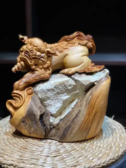 根抱石木雕狮子