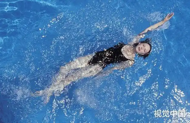 妻子身犯怪病深感自卑,老公带她游泳调理,不料落入陷阱