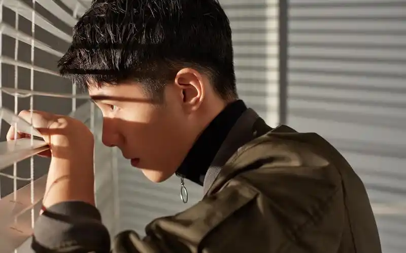 90后小鲜肉刘昊然时尚帅气写真图片桌面壁纸高清大图预览1920x1200