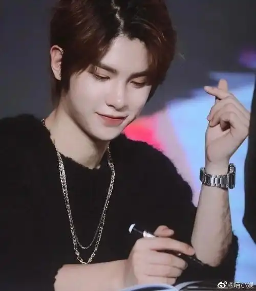 又是一个美好的清晨伊始,黄明昊花式比心无限发射biubiubiu～nana们快