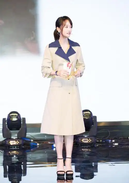 28岁蓝盈莹亮相活动,白色印花连衣裙清新脱俗,网友:只有18岁吧