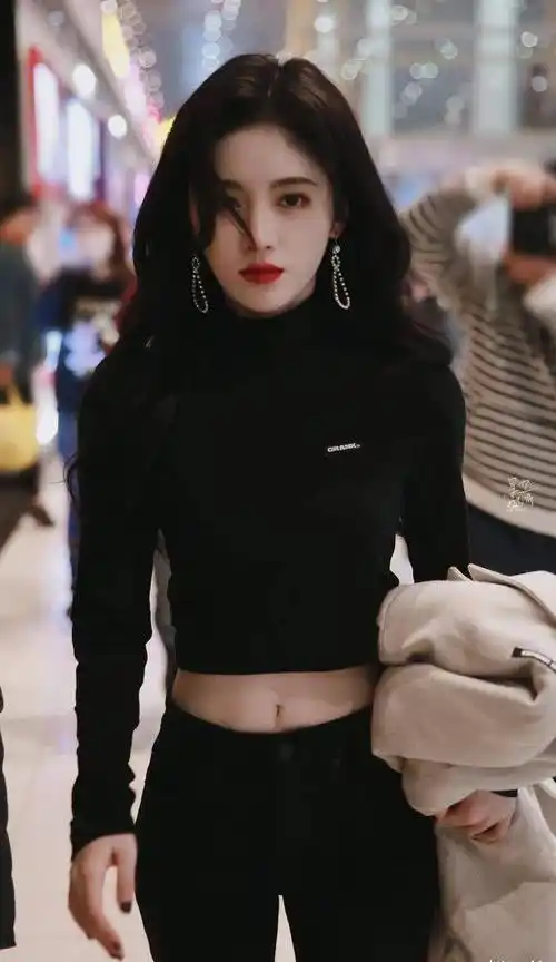 原创鞠婧祎在机场真会穿露脐装配休闲裤轻松美出少女范