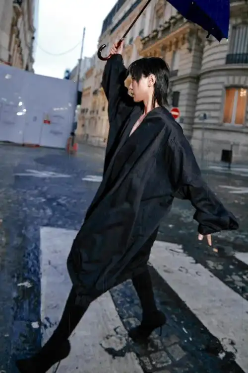 周笔畅雨夜巴黎大片##周笔畅时装周造型反差