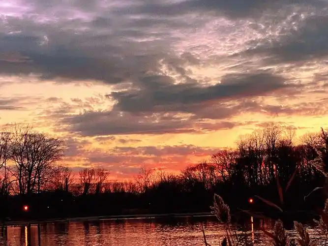 最美的遇见一一湖边那抹晚霞