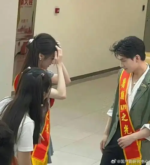 杨洋助理在门口等待