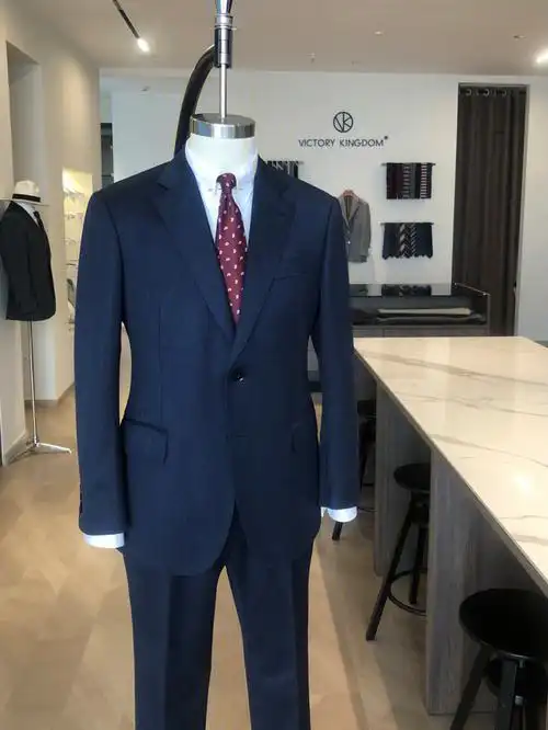 男士衣橱必不可少的经典西装深藏蓝