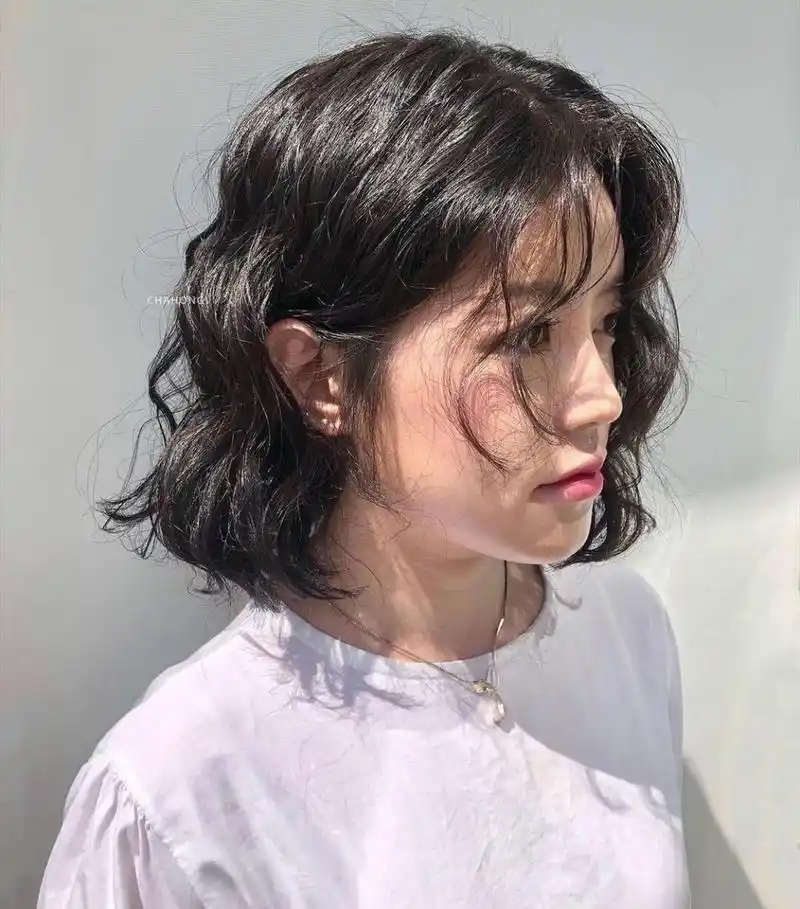 短发法式烫 复古蛋卷头 短发经过烫发处理蓬松很多,烫发后发丝营造出