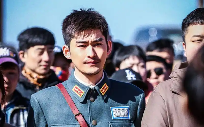 张翰新剧烽烟尽处开机军装胡渣造型神似黄教主