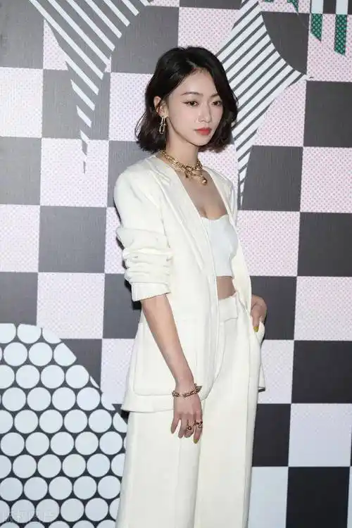 吴谨言才不是皮包骨小抹胸撑出凹凸感是女生都羡慕的身材