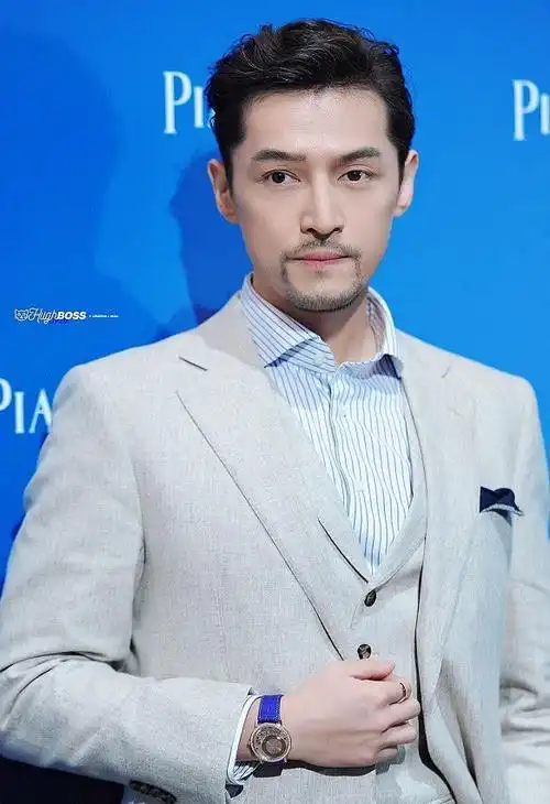 胡歌身穿浅色西装内搭条纹衬衫出席活动小胡须展现成熟男人气质