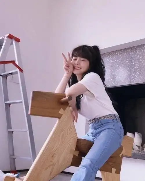 赖美云玩木马拍照白t恤配牛仔裤休闲大方扎着马尾辫很可爱