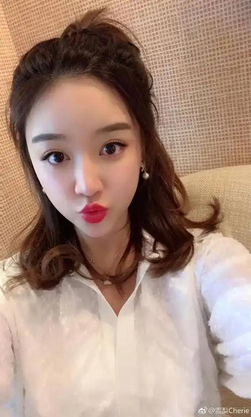 王思聪前女友雪梨晒孕期美照 四肢纤细皮肤超好