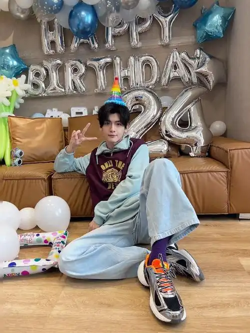 翟潇闻0528生日快乐#翟潇闻生日照,好嫩好可爱,我狠狠亲一口0090