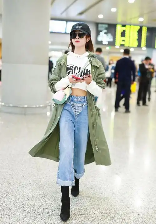 胡冰卿真有职业操守身材纤细还有肌肉穿露脐上衣女明星范十足