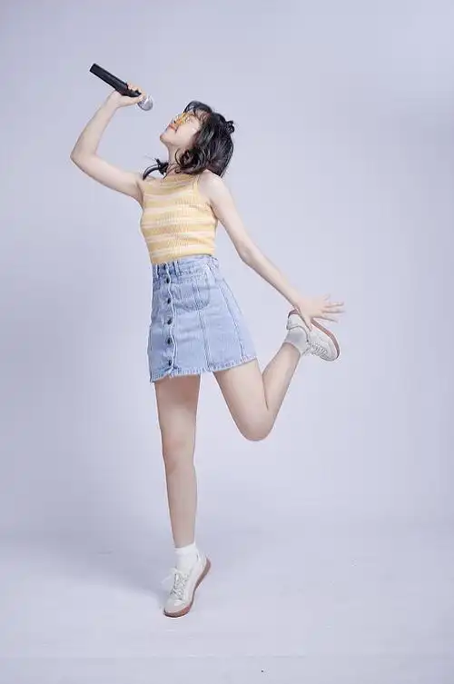 可爱女生学生唱歌拿话筒扩音器照片摄影图