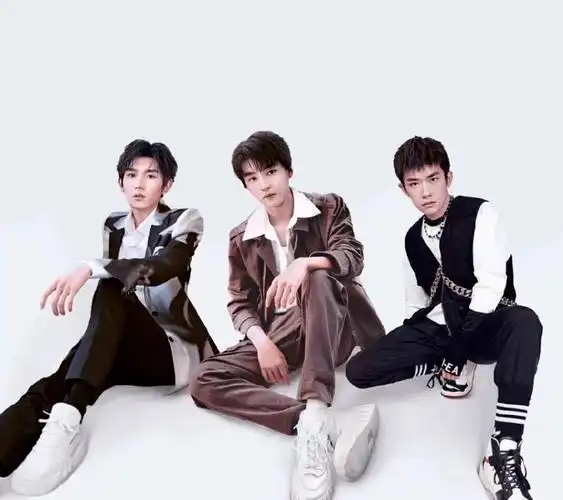 一眨眼七年就过去了,小样young七周年快乐呦～不知不觉三小只都长成