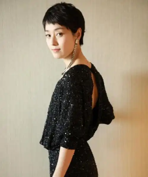 马伊琍生日晒素颜照,无修图下自信大方,这才是真正43岁的样子