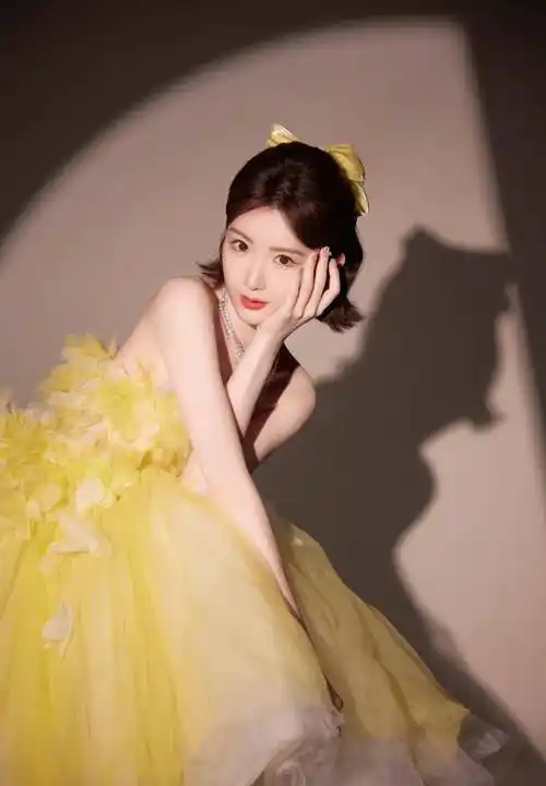 毛晓彤穿黄色花朵抹身材蓬蓬裙 明艳靓丽 俏皮可爱 露香肩雪肤甜美动