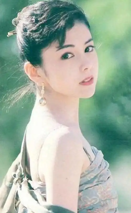 不过,可惜的是,最后这"爱情的苦果"居然要由她的女儿关之琳代为尝之.