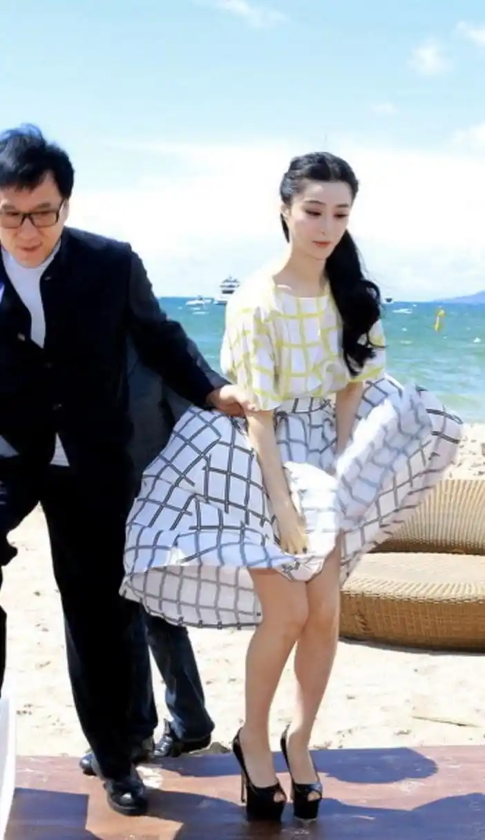 大哥成龙和范冰冰去海边合体拍写真,只是这海风太调皮了[左捂脸]