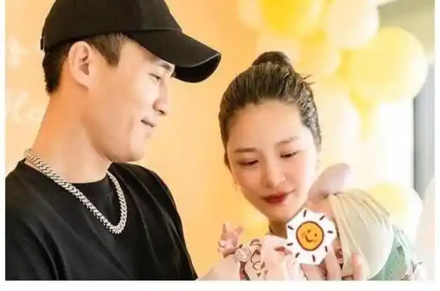 杜淳老婆带女儿拍大片,王灿漂亮养眼不输女明星,2岁蛋饺像爸爸|写真