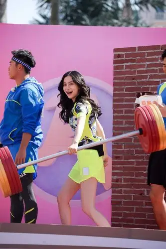 baby穿粉嫩运动装似少女产后仍可爱