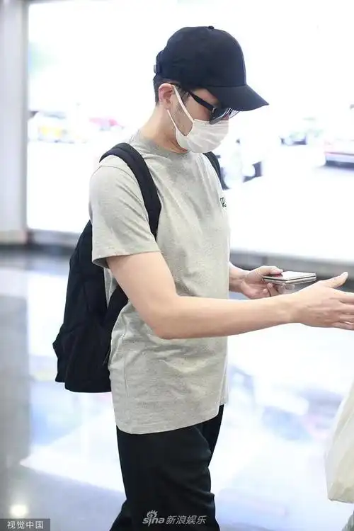 组图:49岁张智霖墨镜遮面打扮低调 穿休闲装单手插兜男神范十足